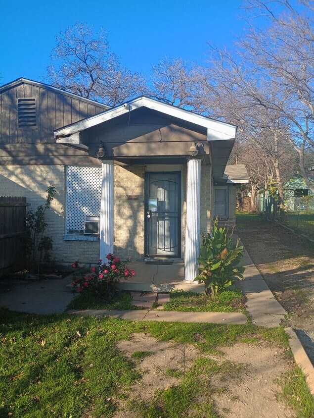 Foto principal - Spacious One Bedroom Duplex - East Fort Worth