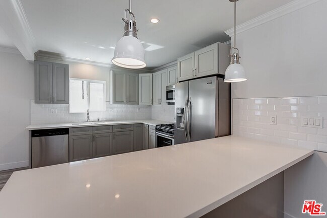 Foto del edificio - 1517 Winona Blvd