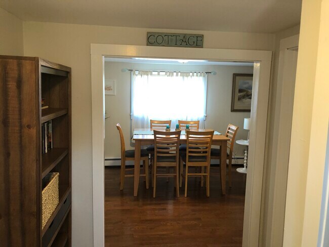 Dining - 703 Flint St