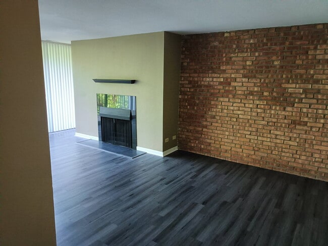 Building Photo - 5900 Oakwood Dr