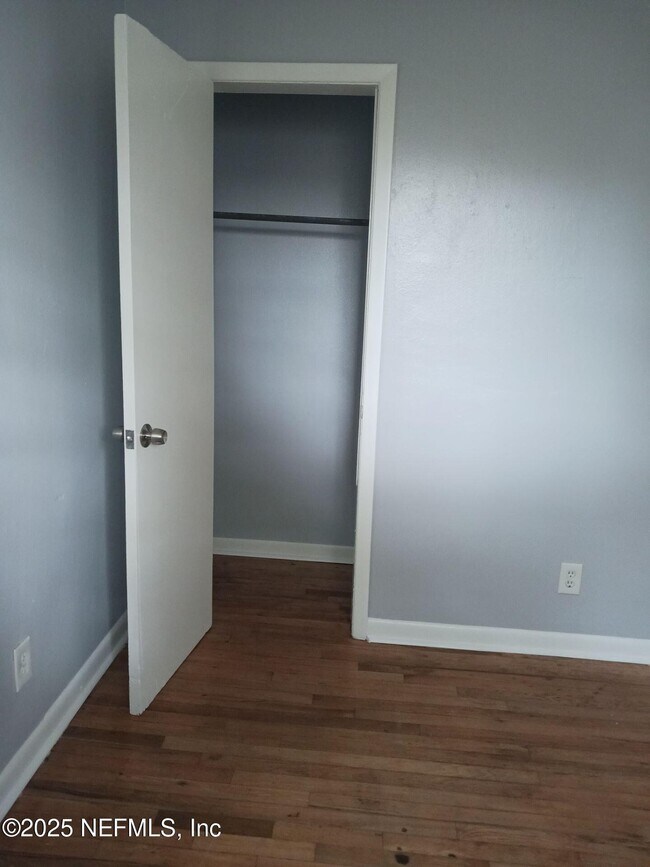 Foto del edificio - 1151 W 25th St