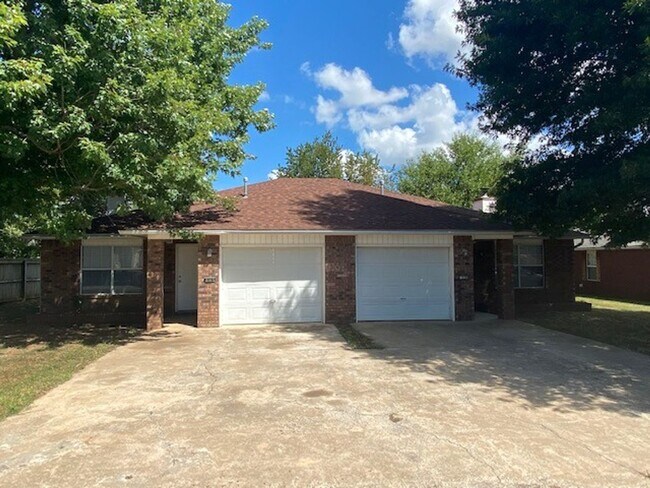 Foto del edificio - Cute 3 Bedroom Duplex Coming Available!