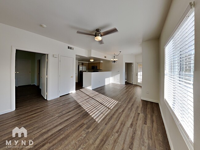 Building Photo - 3400 Cabana Dr