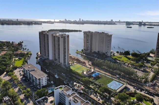 Foto del edificio - 1800 NE 114th St