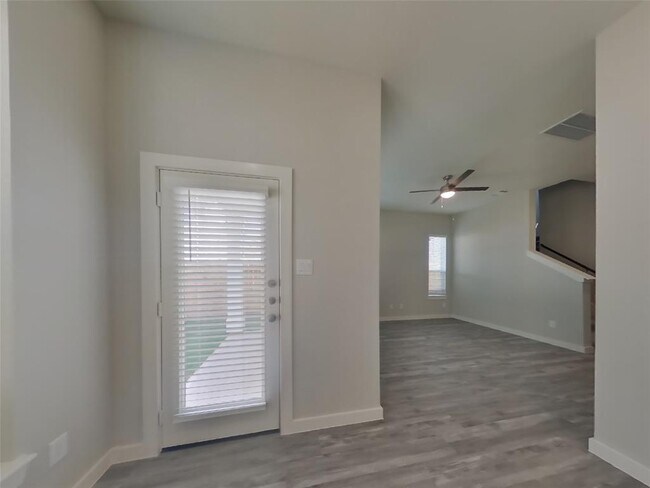 Building Photo - 9835 Willow Creek Commerce Dr