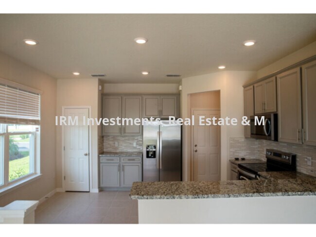 Building Photo - 3 bedroom Townhouse with 2 car garage