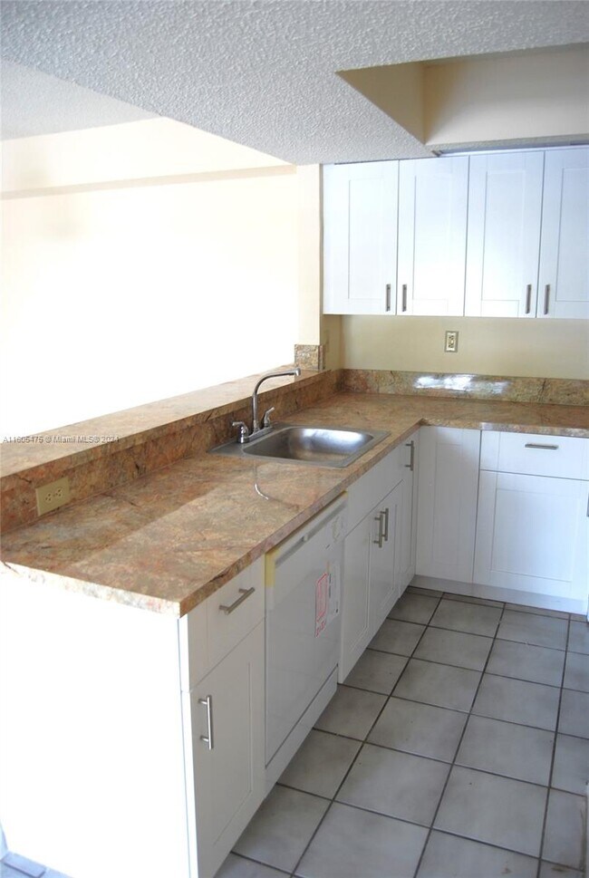 Foto del edificio - 8540 SW 212th St