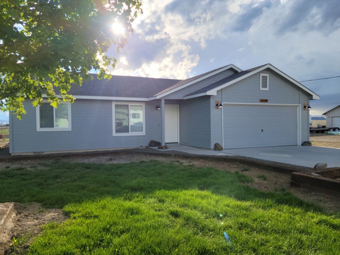 Foto principal - Welcome to this charming 3-bedroom, 2-bath...