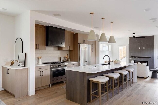 Foto del edificio - Elegant 4-Bedroom Home Steps from Sloan’s Lake!Available Now!!