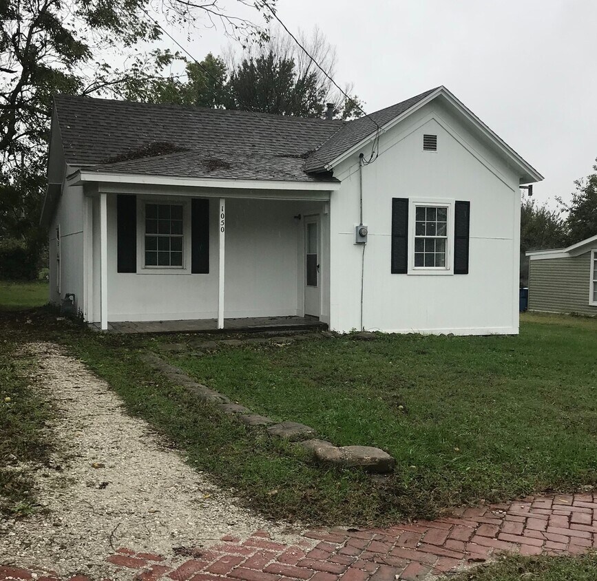 Updated 2 Bedroom 1 Bathroom home! $750! - Updated 2 Bedroom 1 Bathroom home!  $750!