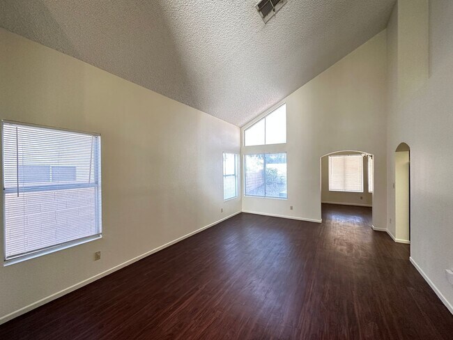 Building Photo - Vista Del Lago