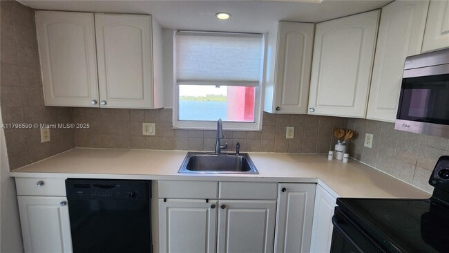 Building Photo - 1301 NE Miami Gardens Dr