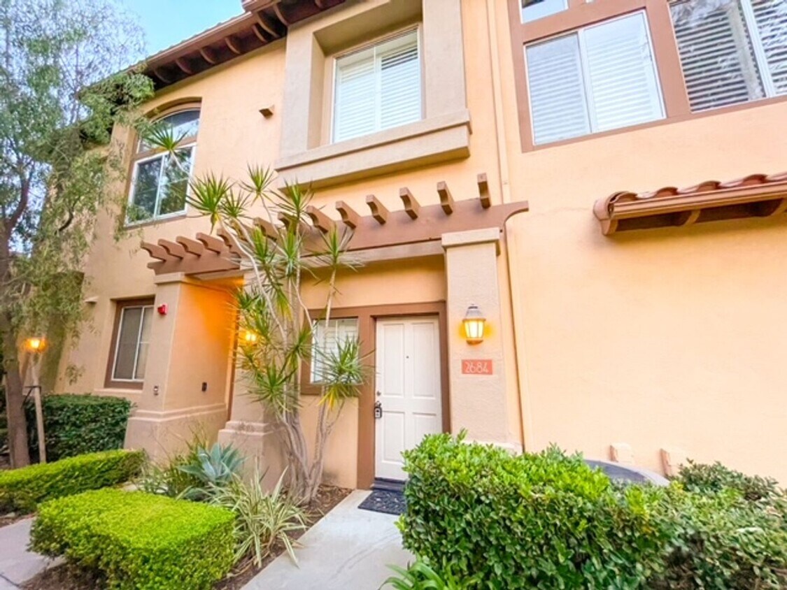 Primary Photo - Tustin - 2 Bed - Gorgeous Townhouse In Hig...