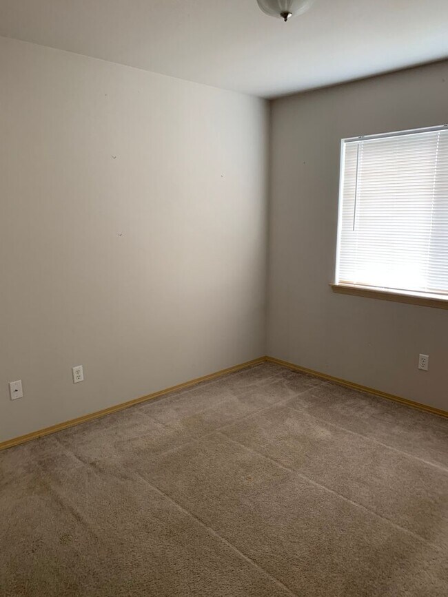 Building Photo - Spanaway Duplex