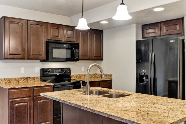 Foto del edificio - Pet Friendly Townhome w attached 2 car garage