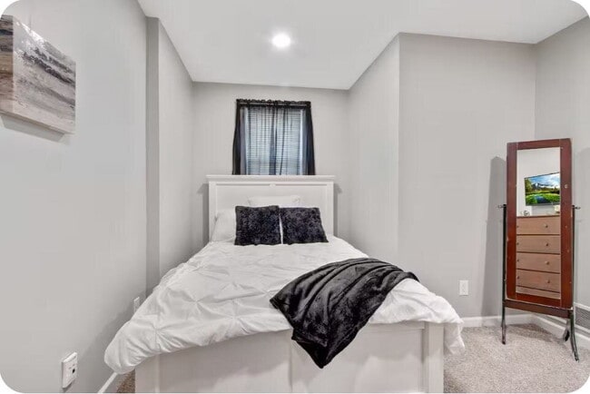 Building Photo - Furnished 3-Bedroom Apartment with Private Entrance and Free Laundry
