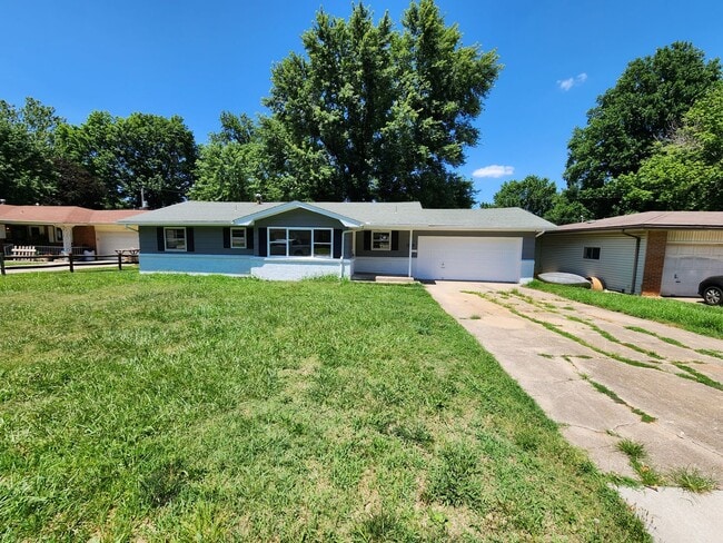 Building Photo - Spacious 3-Bedroom, 2-Bathroom Home COMING...
