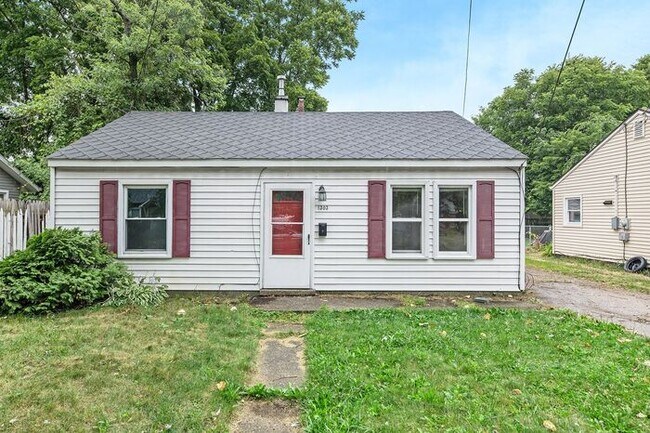 Building Photo - $1350 2/1 720 sqft ranch home with yard an...