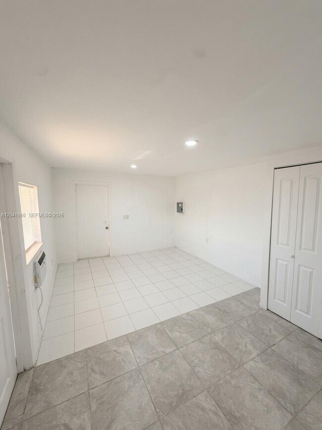 Building Photo - 1340 Peri St