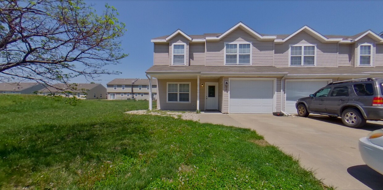 Foto principal - East Side Townhome + Granite Countertops +...