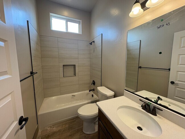 Foto del edificio - Brand New Townhome In Hurricane