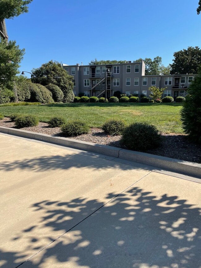 Building Photo - McDaniel Heights Condo Unit 12D   Downtown...