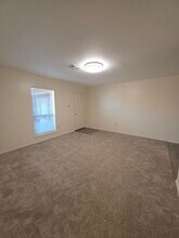 Building Photo - 1009-1023 W 12th St