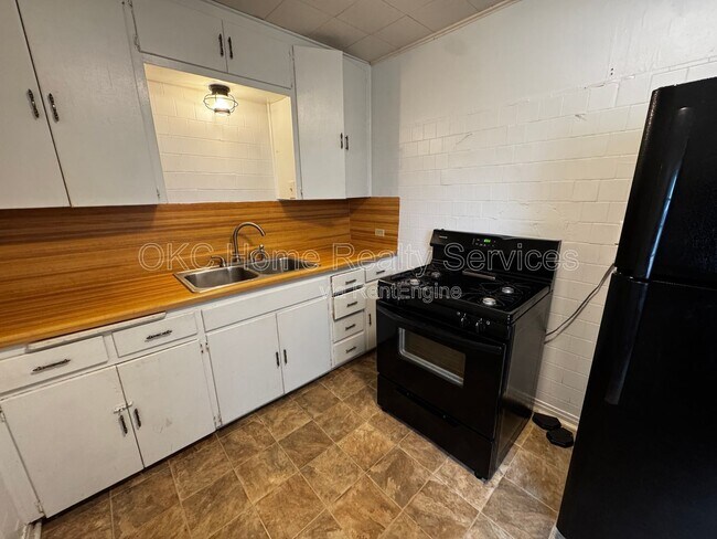 Foto del edificio - 3025 NW Grand Blvd
