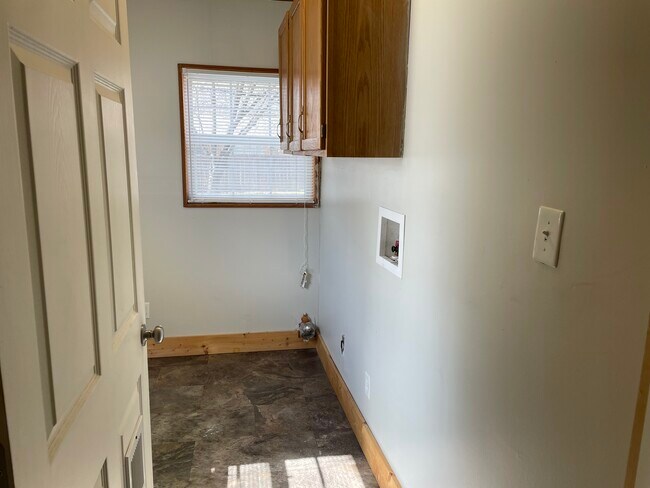 Building Photo - 749 S Barlow St