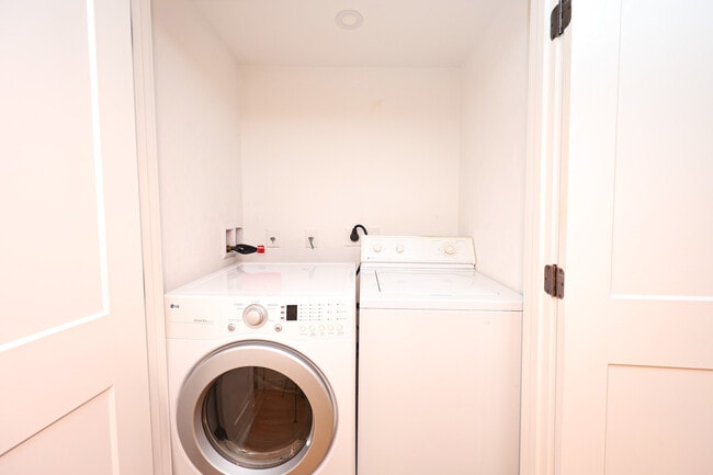 Building Photo - 85 Oak St