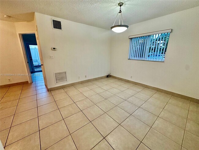 Foto del edificio - 1274 NE 40th St