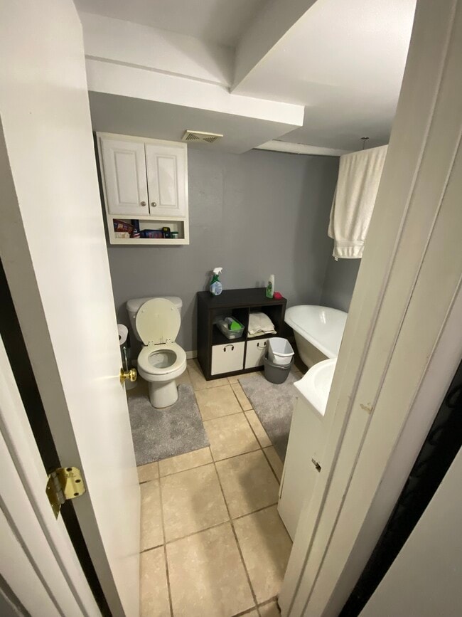 Full bath - 123 7th St