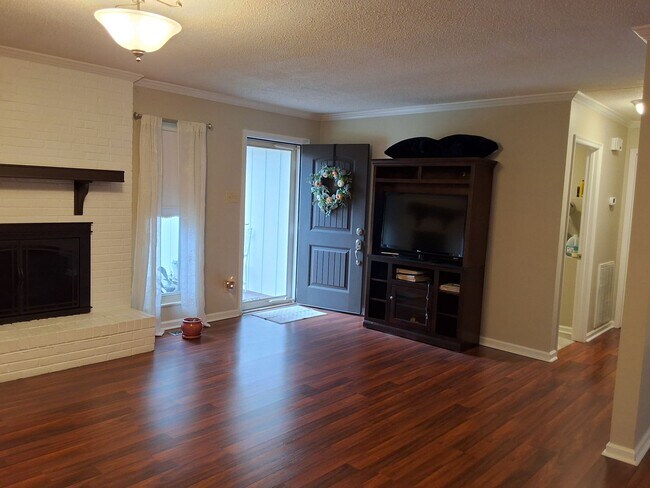 Foto del edificio - Lenoir City 37772- 3 bedroom, 2 bath home with a 2-car garage - Contact Sharon Arnwine (865) 313-...