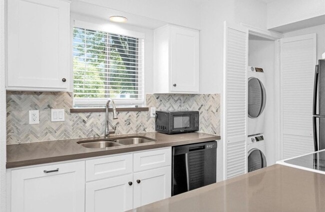 Foto del edificio - 12100 Melville Dr