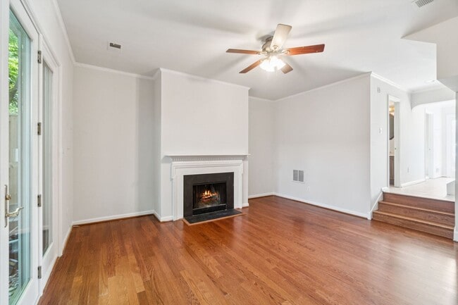 Building Photo - Wonderful, 4 level Arlington Brick townhome!