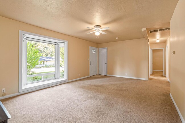 Building Photo - Charming, retro 2-bdrm/2-bath ranch w/ lar...