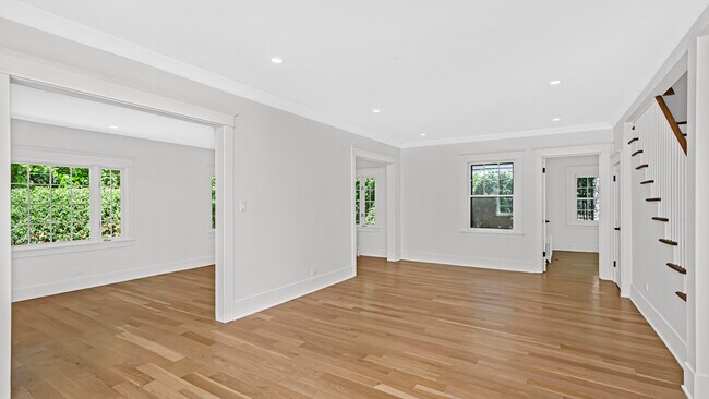 Building Photo - 886 Willow Rd