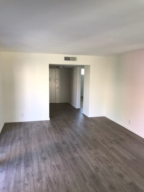 Building Photo - 1014 W Huntington Dr