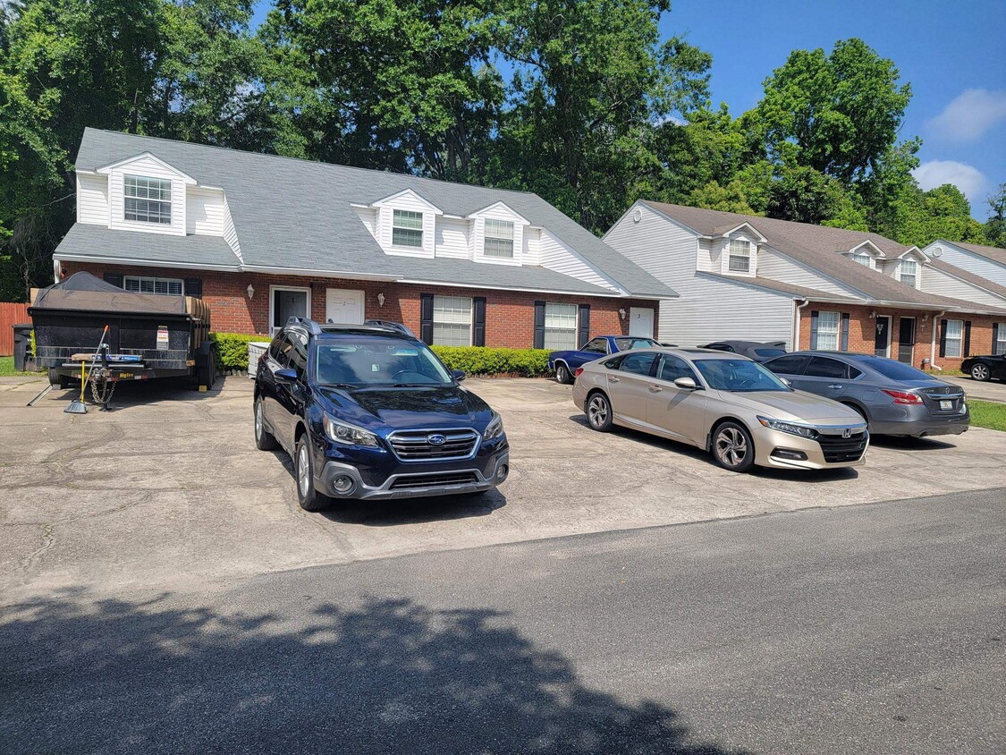 Primary Photo - 1350 Castelnau Ct