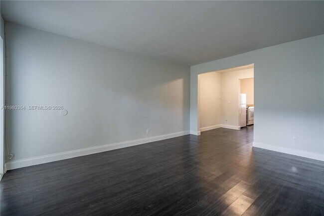 Foto del edificio - 7311 Byron Ave