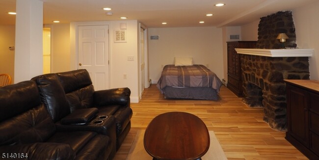 Building Photo - 5 Alma Ave