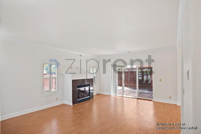 Foto del edificio - 742 Creekside Ct