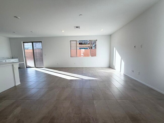 Building Photo - 5975 Lindenberry Walk St