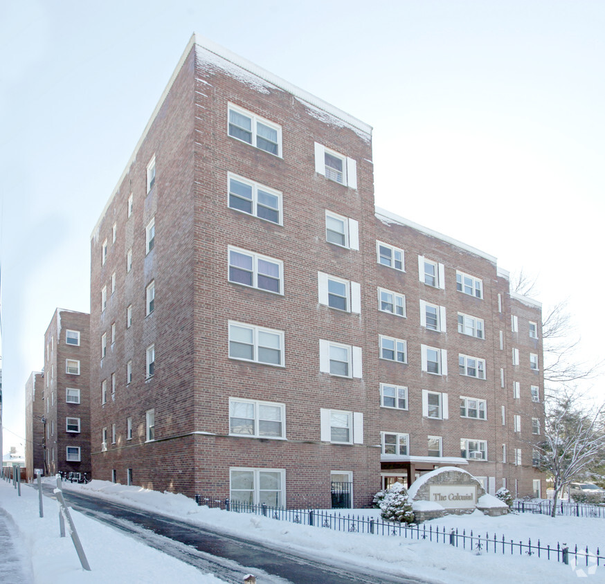 Building Photo - The Colonial