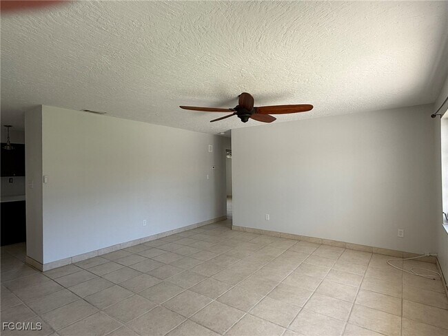 Foto del edificio - 7440 Tropical Ln