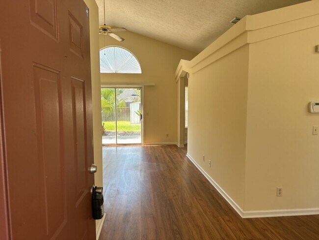 Foto del edificio - 446 Falcon Dr