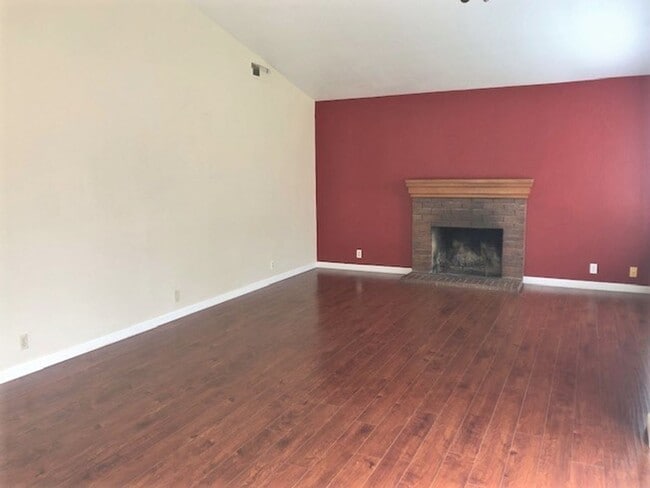 Building Photo - Great Neighborhood - 3 bedroom house with ...