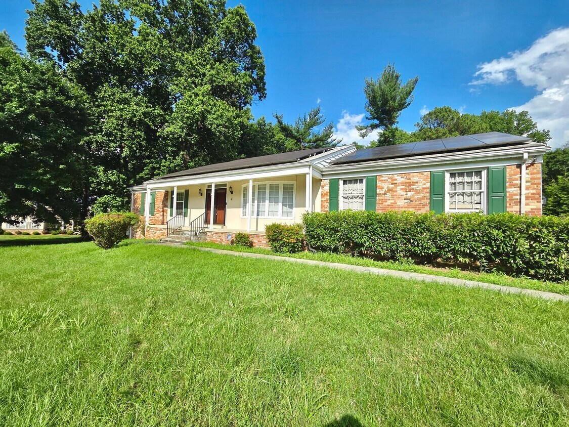 Foto principal - Charming 4 BR/3 BA Single-Family Home in B...