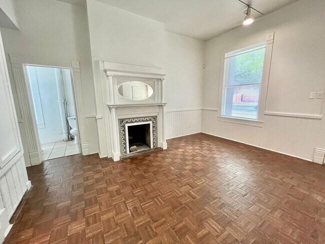 Foto del edificio - Historic 6 Bed/3Bath house blocks away fro...