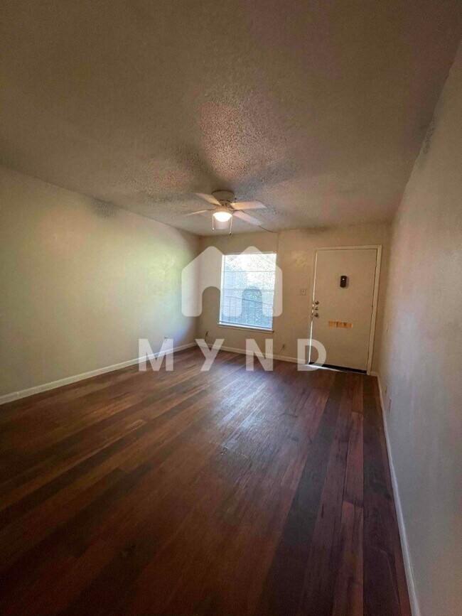 Foto del edificio - 613 W San Antonio St Unit 205